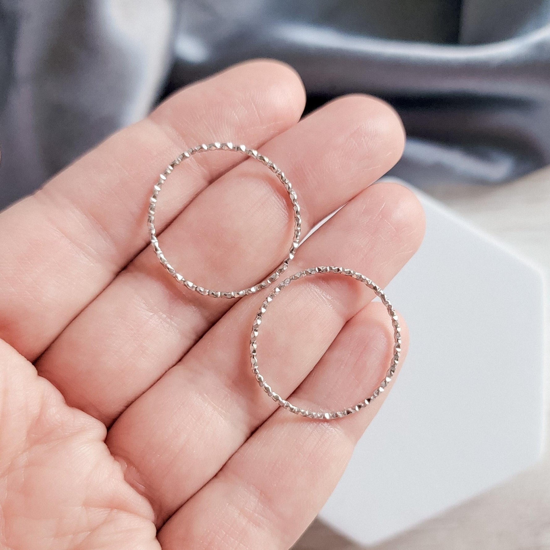25mm Silver Hammered Stainless Steel Circle Linking Rings (Sparkle Effect), 10 Pieces, Connector 28 - 