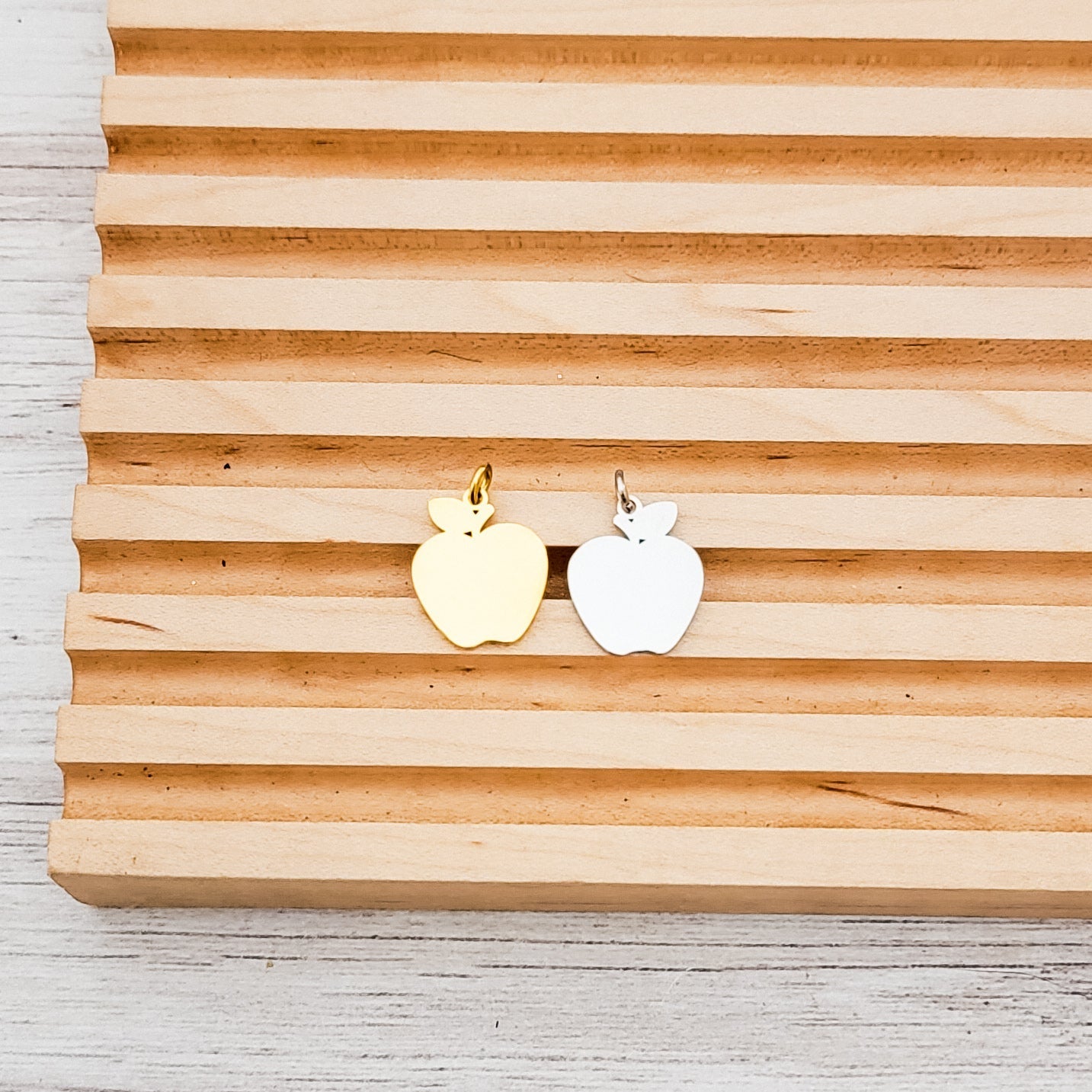 Apple Charms with Attached Jump Rings (Silver or Gold), 5 Total, Metal Blank 127 - 