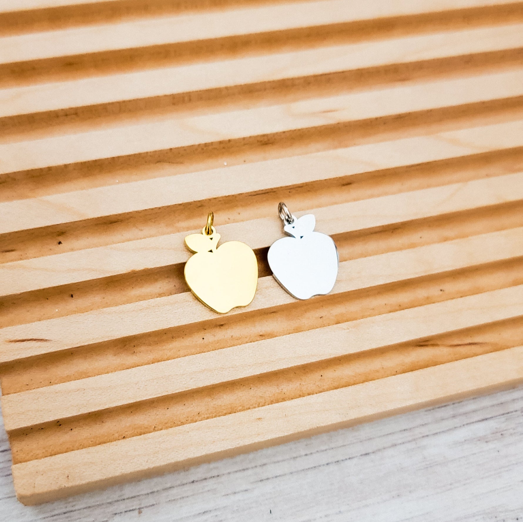 Apple Charms with Attached Jump Rings (Silver or Gold), 5 Total, Metal Blank 127 - 