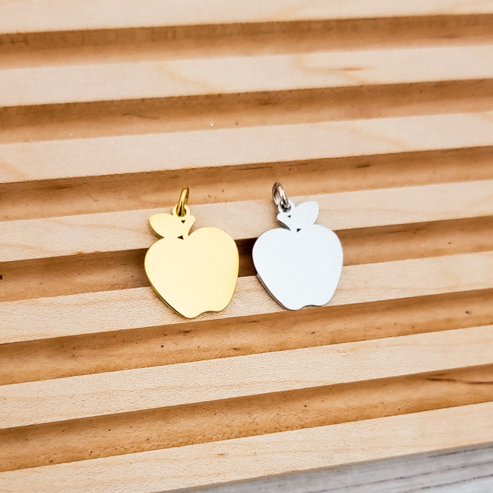 Apple Charms with Attached Jump Rings (Silver or Gold), 5 Total, Metal Blank 127 - 