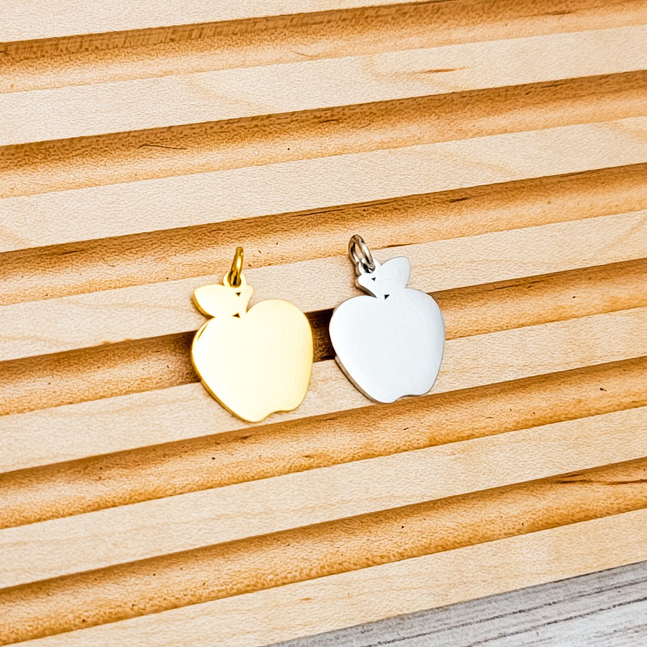 Apple Charms with Attached Jump Rings (Silver or Gold), 5 Total, Metal Blank 127 - 