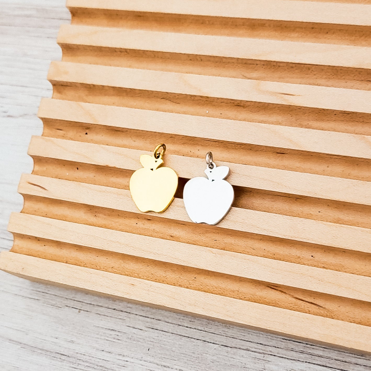 Apple Charms with Attached Jump Rings (Silver or Gold), 5 Total, Metal Blank 127 - 