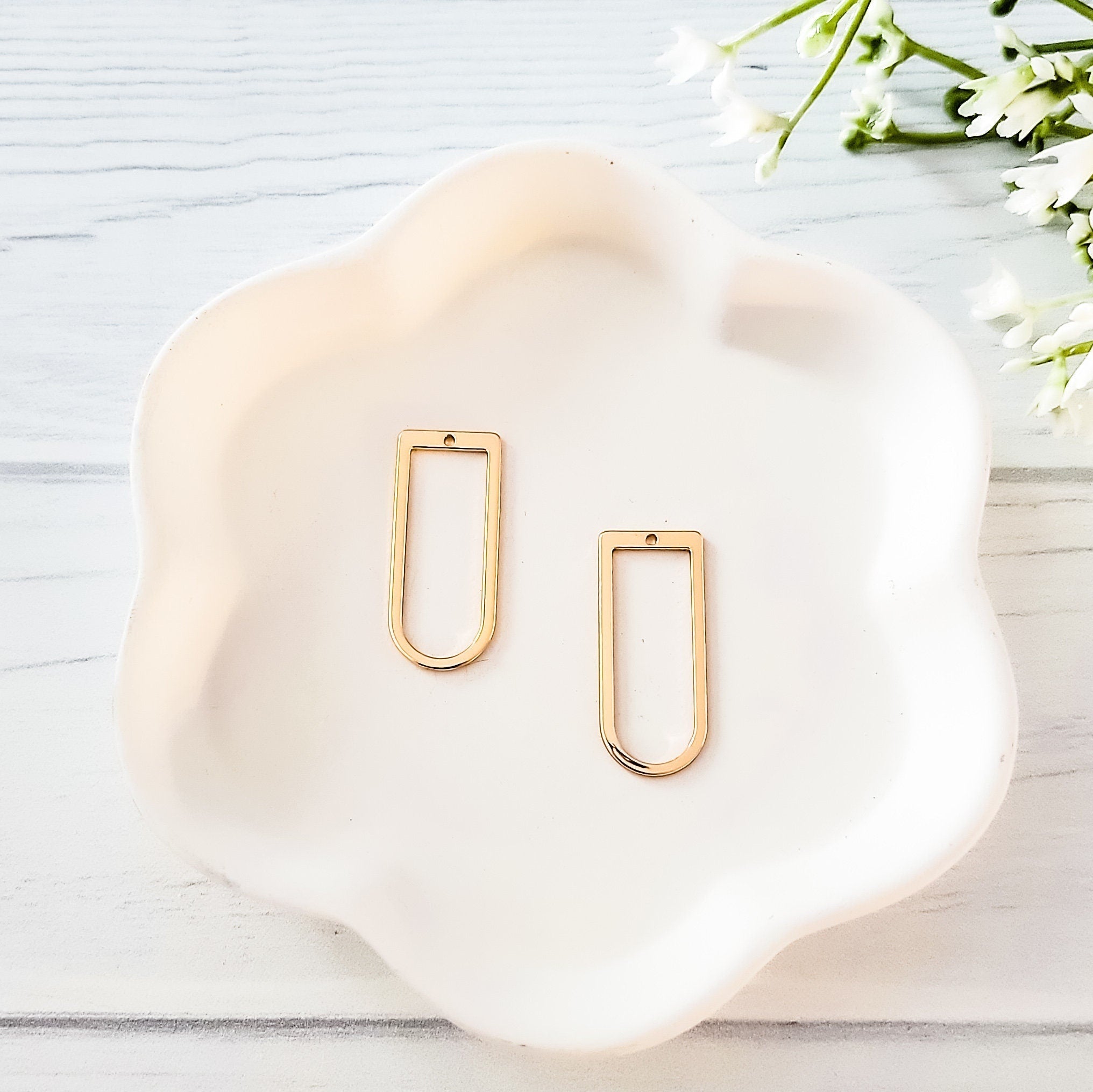 Gold Brass D Shape, 10 Pieces, Charm 86 - 