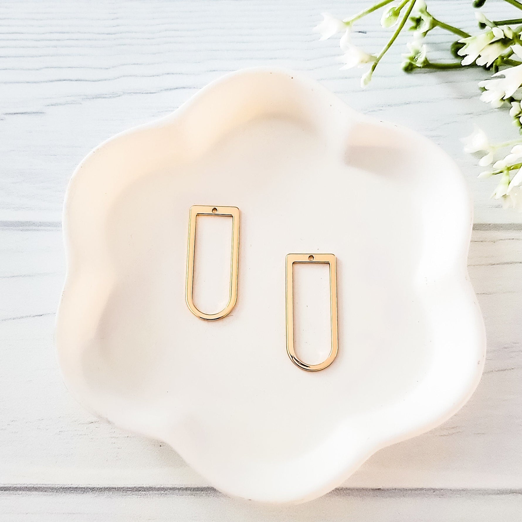 Gold Brass D Shape, 10 Pieces, Charm 86 - 