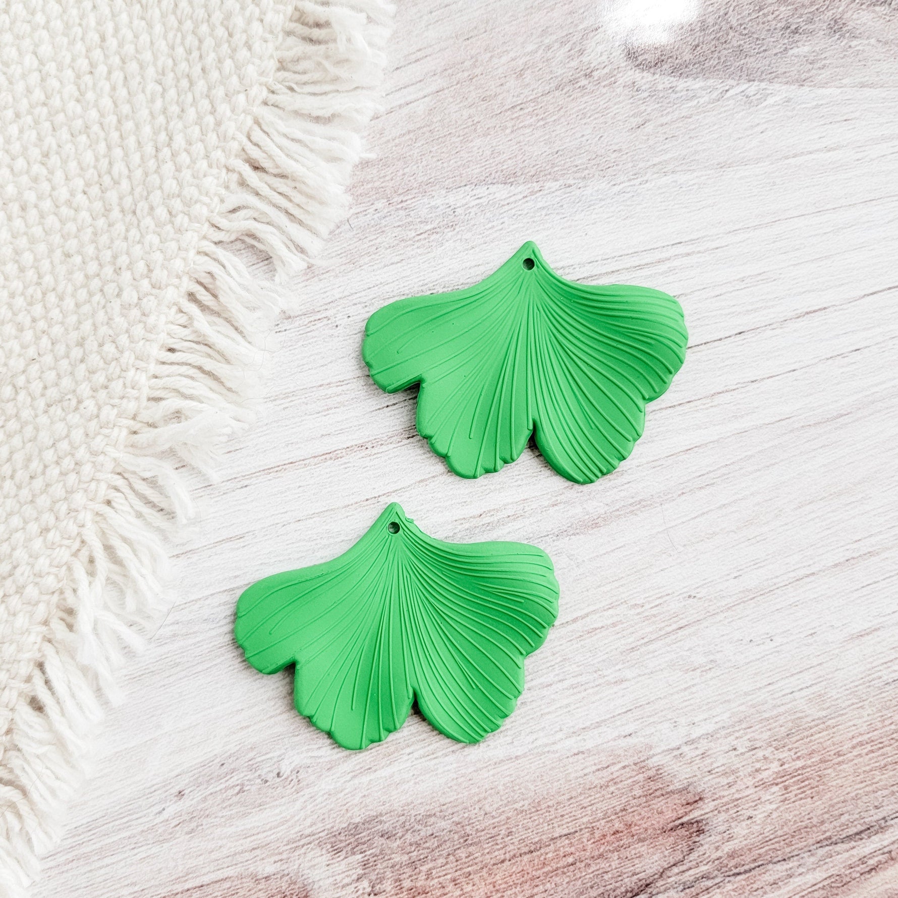 Kelly Green Ginkgo Leaf Pendants, 10 Pieces, Ginkgo 11 - 