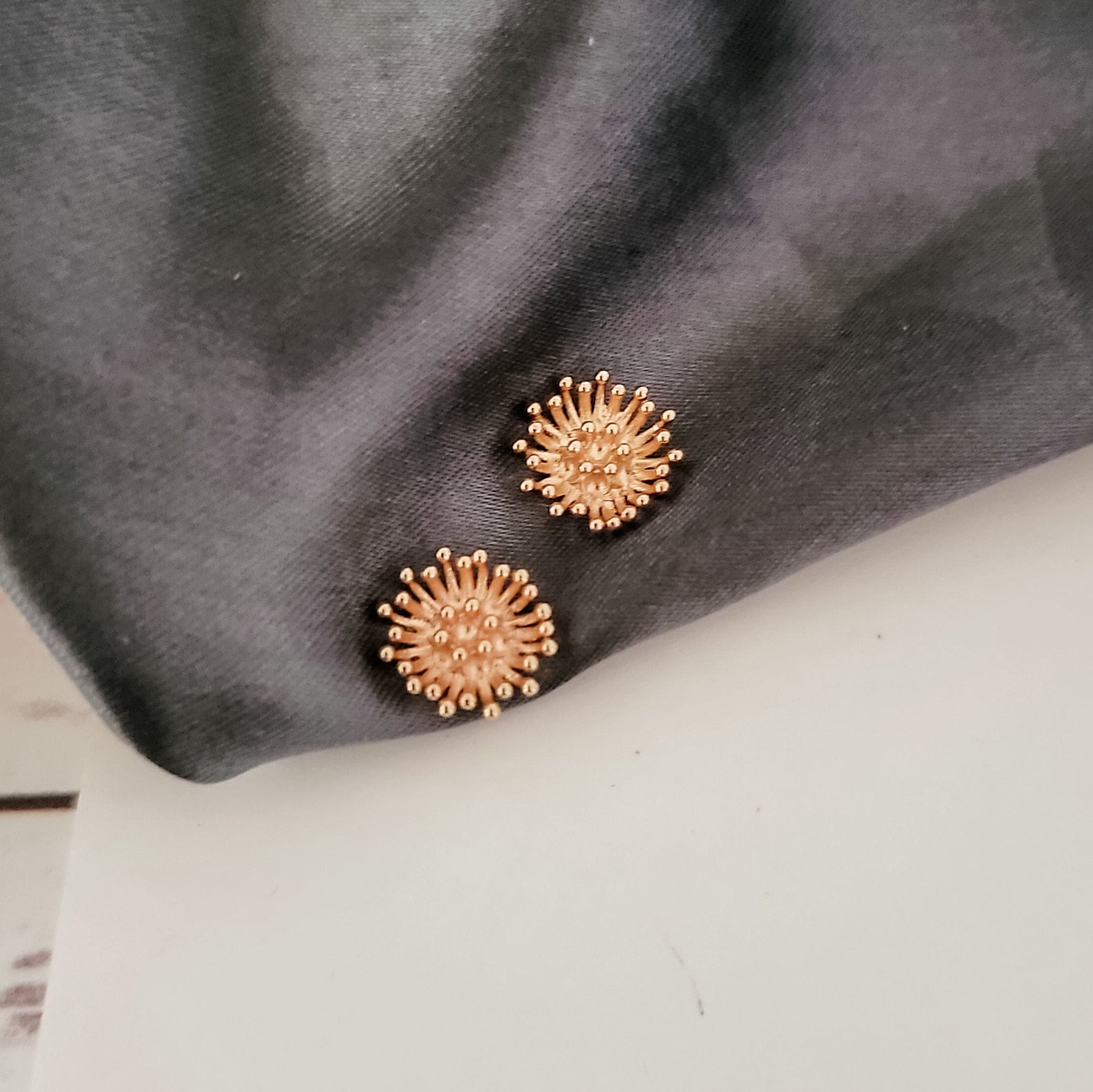 Regular Gold Brass Flower Center (12mm Stamen, No Hole), 10 Pieces, Charm 57 - 