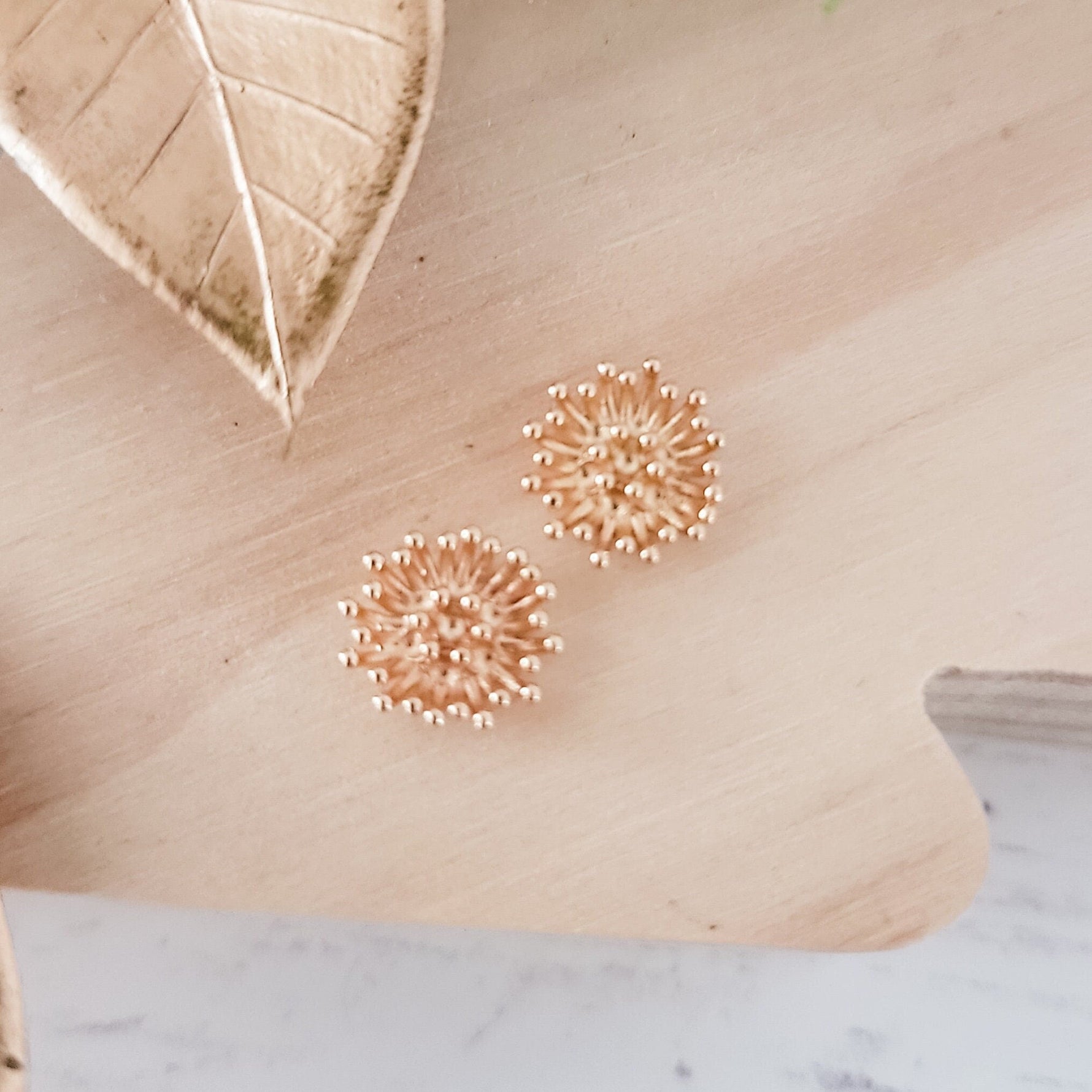 Regular Gold Brass Flower Center (12mm Stamen, No Hole), 10 Pieces, Charm 57 - 