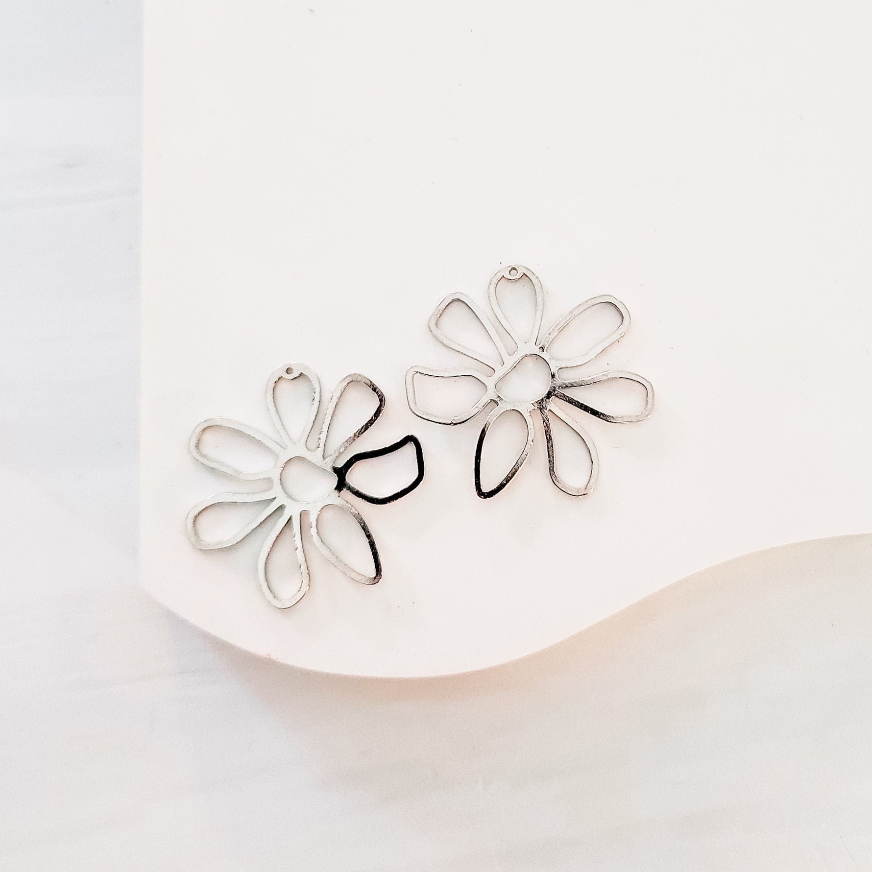 Silver Daisy 1 - Hole Brass Charms, 10 Pieces, Charm 111 - 