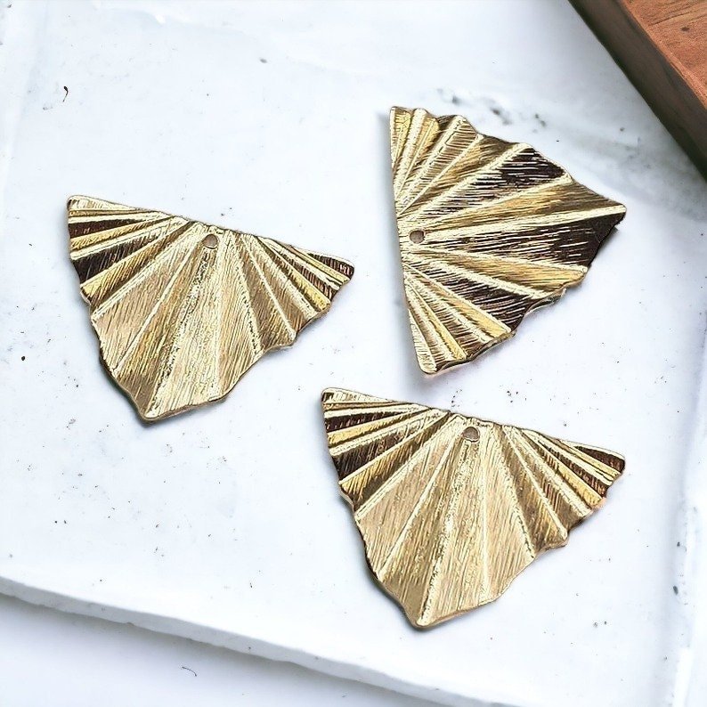 Triangle Art Deco Gold Brushed Brass Charms, 10 Pieces, Charm 96 - 