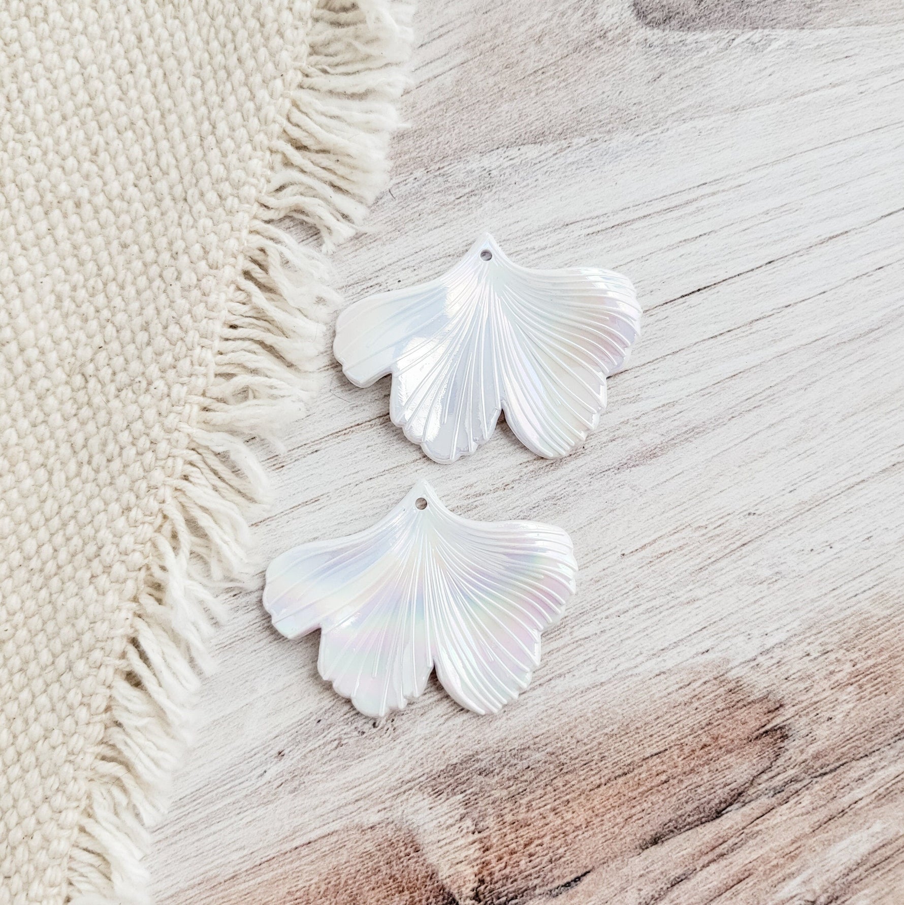 Unicorn White Ginkgo Leaf Pendants, 10 Pieces, Ginkgo 15 - 